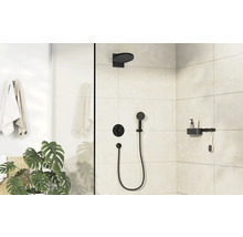 Badezimmer mit schwarzer Duschgarnitur, Duschregal und Zimmerpflanze