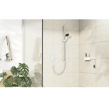 Salle de bains avec serviettes, robinet de douche et étagère de rangement