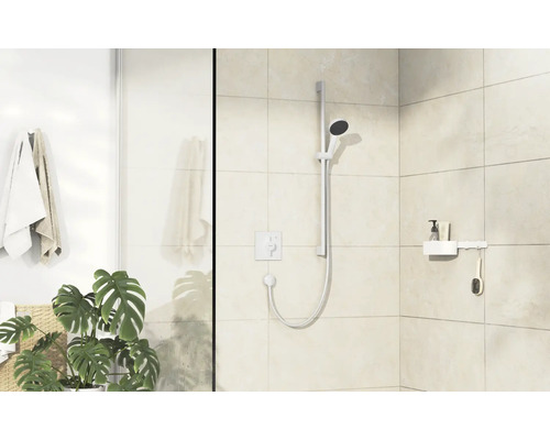 Salle de bains avec serviettes, robinet de douche et étagère de rangement