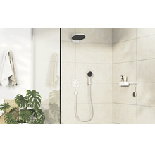 Modernes Badezimmer mit Dusche, Handtüchern und Pflanzen für eine helle und organisierte Atmosphäre