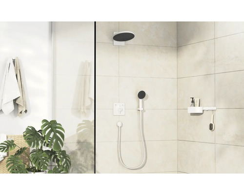 Salle de bains moderne avec douche, serviettes et plantes pour une ambiance lumineuse et ordonnée