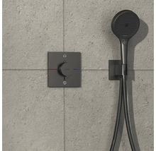 Brausegarnitur mit Thermostat und Handbrause an einer grauen Wand
