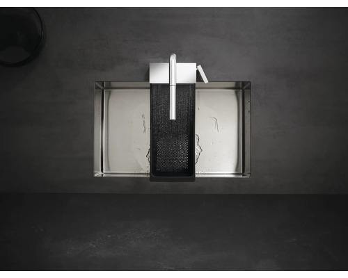 Vue de dessus d''un lavabo avec robinet dans une salle de bains.