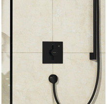 Robinet de douche noir Hansgrohe avec flexible de douche sur le mur