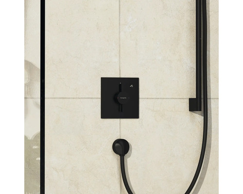 Robinet de douche noir Hansgrohe avec flexible de douche sur le mur
