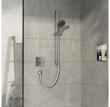 Duscharmatur mit Handbrause und Ablage in gefliester Dusche