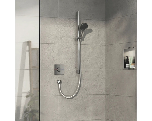 Duscharmatur mit Handbrause und Ablage in gefliester Dusche