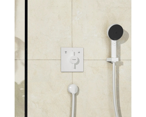 Robinet de douche et douchette avec flexible de douche sur mur carrelé