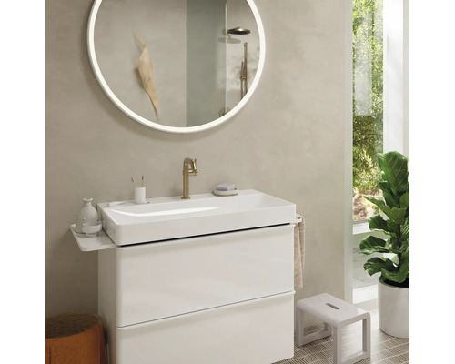 Modernes Badezimmer mit weißem Waschtisch, Spiegel mit Beleuchtung und Armatur