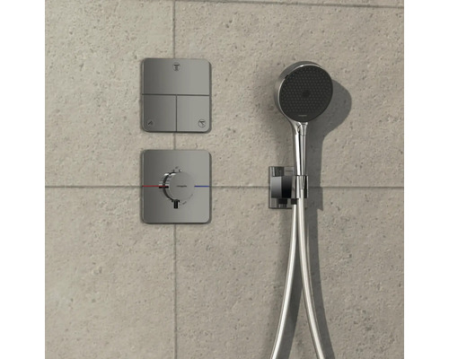 Ensemble de douche avec thermostat et éléments de commande pour différentes fonctions de douche.