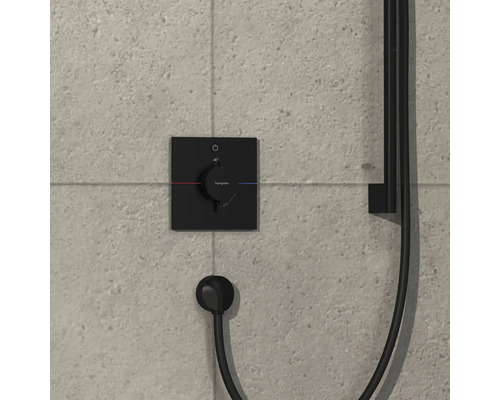 Aufputz Duscharmatur mit Handbrause vor einer grauen Wand