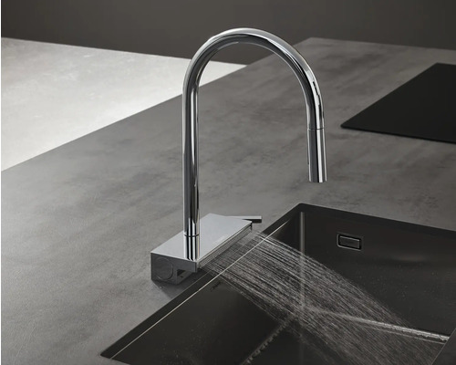 Küchenspüle mit Wasserhahn und fließendem Wasser