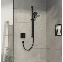 Duschset mit Handbrause und Thermostatarmatur an gefliester Wand