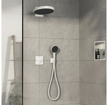 Duscharmatur mit Kopfbrause, Handbrause und Thermostat in einer modernen Badezimmerumgebung.