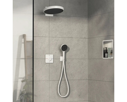 Duscharmatur mit Kopfbrause, Handbrause und Thermostat in einer modernen Badezimmerumgebung.