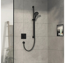 Dusche mit schwarzer Duschstange, Handbrause und Thermostatbatterie an gefliester Wand