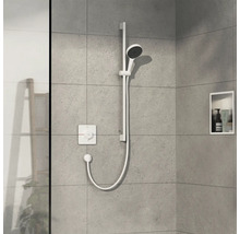 Brausegarnitur mit Brausestange und Handbrause in einem Badezimmer