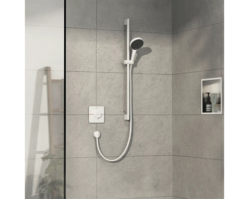 Brausegarnitur mit Brausestange und Handbrause in einem Badezimmer