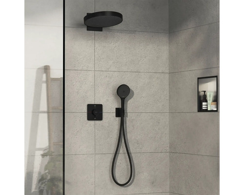 Pomme de douche, douchette à main et thermostat dans une douche de salle de bain moderne