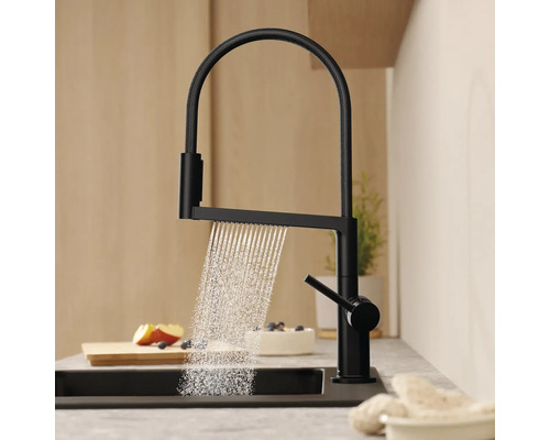 Robinet de cuisine noir avec débit d''eau dans l''évier