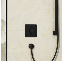 Robinet de douche noir sur le mur