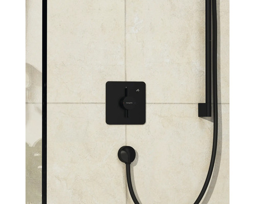 Robinet de douche noir sur le mur