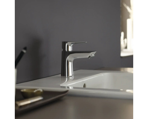 Mitigeur monocommande sur un lavabo dans la salle de bain