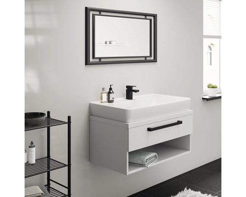 Salle de bain moderne avec lavabo, meuble sous-lavabo et miroir