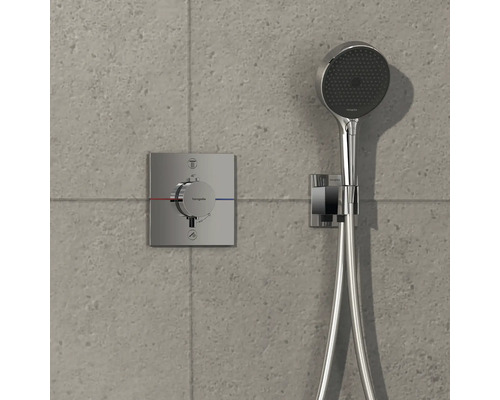 Brausegarnitur mit Handbrause und Thermostatarmatur für Dusche an gefliester Wand