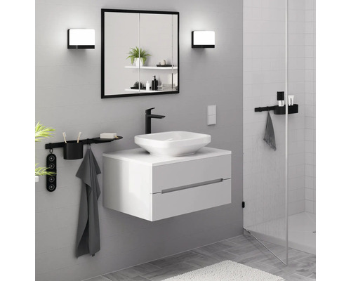 Modernes Badezimmer mit Waschbecken, Unterschrank, Spiegel, Beleuchtung und Accessoires