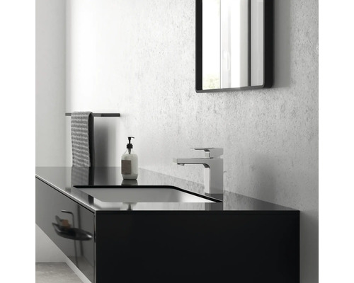 Salle de bains moderne avec meuble-lavabo noir, robinet, miroir et porte-serviettes