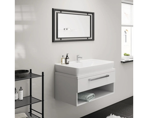 Salle de bain avec lavabo, meuble sous-lavabo et miroir