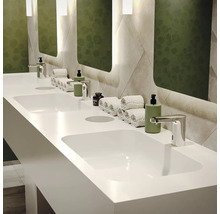 Badezimmerszene mit Waschbecken, Armaturen, Handtüchern und Spiegeln