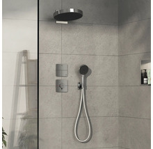 Dusche mit Kopfbrause, Handbrause und Thermostat in modernem Badezimmer