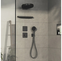 Ensemble de robinetterie de douche avec douche de tête, douchette à main et éléments de commande dans une salle de bains