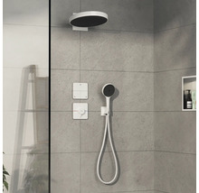 Badezimmer mit Kopfbrause, Handbrause und Steuerungselementen an der Wand