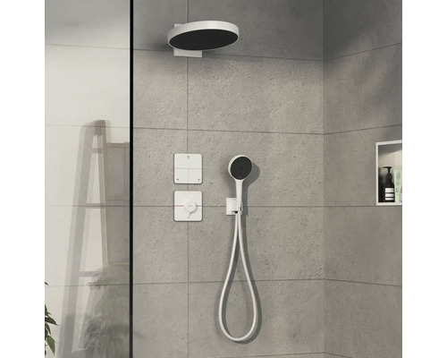 Badezimmer mit Kopfbrause, Handbrause und Steuerungselementen an der Wand