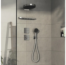 Dusche mit Kopfbrause, Handbrause und Thermostatarmatur an der Wand