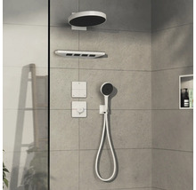 Badezimmerausstattung mit Kopfbrause, Handbrause und Bedienelementen an einer gefliesten Wand