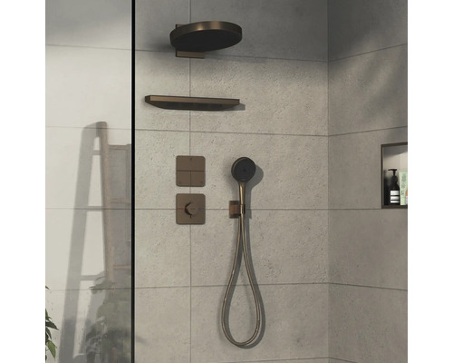 Ensemble de douche avec pomme de tête, douchette à main et robinet thermostatique sur mur carrelé