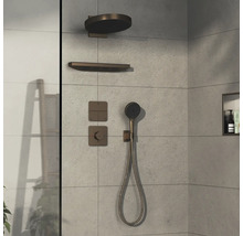 Duscharmatur-Set mit Kopfbrause, Handbrause und Thermostat an gefliester Wand