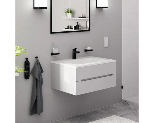 Modernes Badezimmer mit Waschtischunterschrank, Spiegel, Armatur und Accessoires.