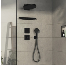 Duscharmatur mit Kopfbrause, Handbrause und Bedienelementen an gefliester Wand