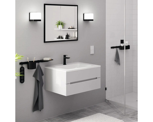 Modernes Badezimmer mit Waschbeckenunterschrank, Spiegelschrank, Wandleuchten und Duschkabine.