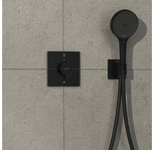Schwarze Duscharmatur mit Thermostat und Handbrause an grauer Wand