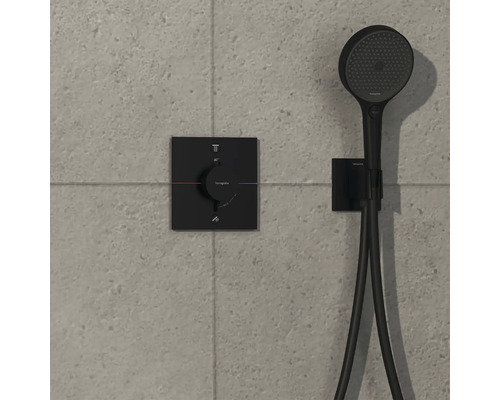 Ensemble de douche noir avec thermostat sur mur carrelé