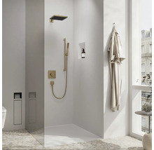 Helles Badezimmer mit Dusche, Duscharmatur und Bademantel