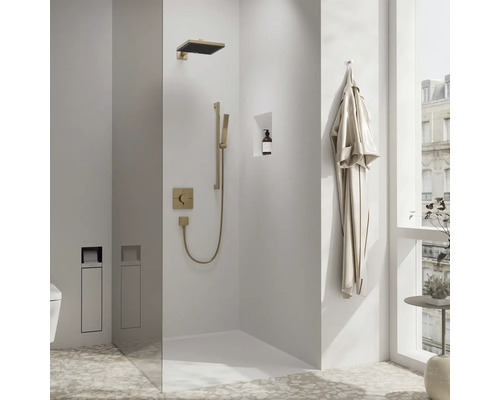 Helles Badezimmer mit Dusche, Duscharmatur und Bademantel