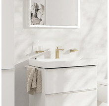 Combinaison de lavabo avec robinet, miroir et accessoires de salle de bain dans une salle de bain lumineuse