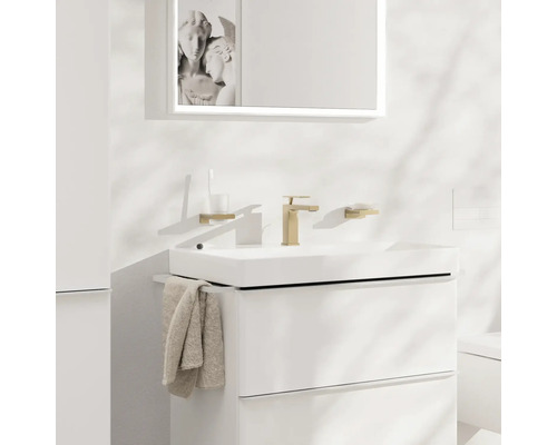 Waschtischkombination mit Armatur, Spiegel und Badaccessoires in einem hellen Badezimmer